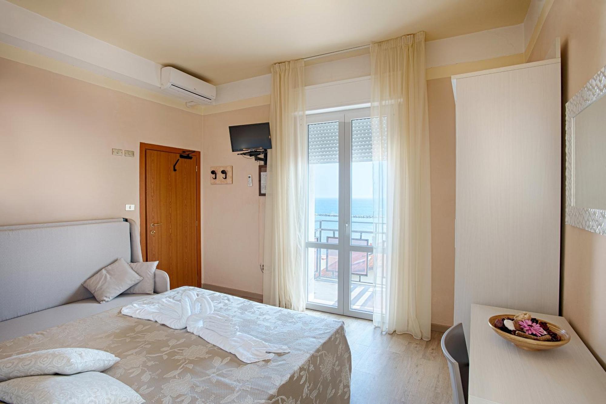 Hotel Barca D'Oro Bellaria-Igea Marina Exteriör bild